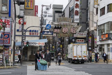 İnsanlar Japonya 'nın Osaka kentindeki Dotonbori caddesini ziyaret ediyorlar.