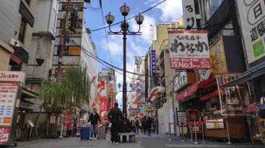 Dotonbori eğlence bölgesinde yürüyen insanlar, Osaka