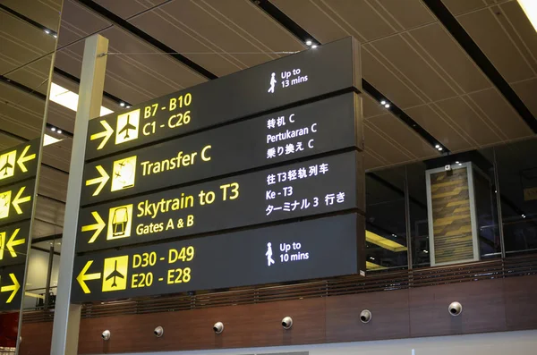 Informationstafel am Terminal 1 des Flughafens von Changi — Stockfoto