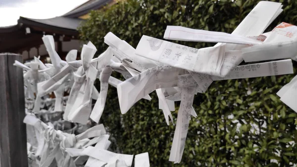 Papel de adivino Omikuji con mala suerte en Fushimi Inari S —  Fotos de Stock