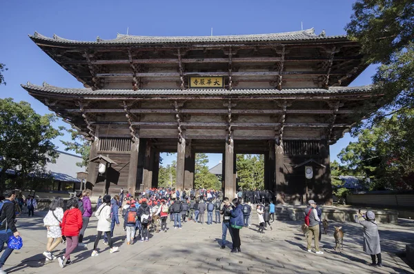 Turyści spacerujący przed wejściem Todaiji Nandaimon gigantyczna świątynia d — Zdjęcie stockowe
