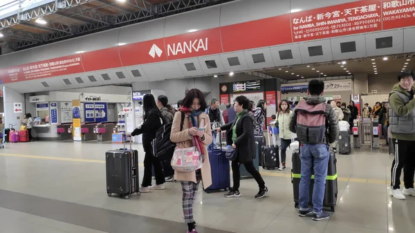 Reiziger met bagage op Kansai Airport Station in Osaka Japan — Stockfoto