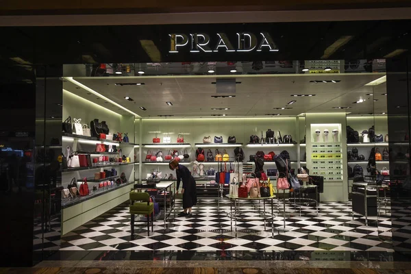 在长一国际机场的Prada商店展出的商品 — 图库照片