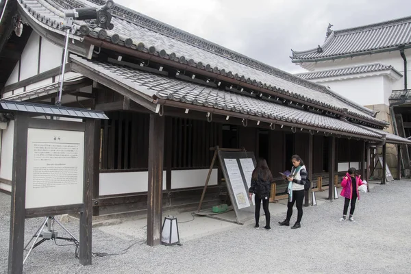 일본 교토의 니 조 성 을방 문하는 관광객들 — 스톡 사진