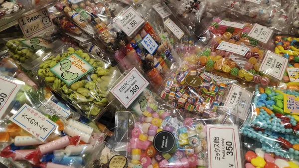 Snack vendido en el mercado Nishiki en Kyoto, Japón — Foto de Stock