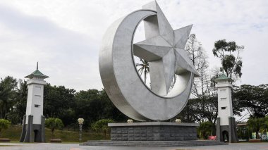 Istana Bukit Serene 'in girişinde güzel bir simge.