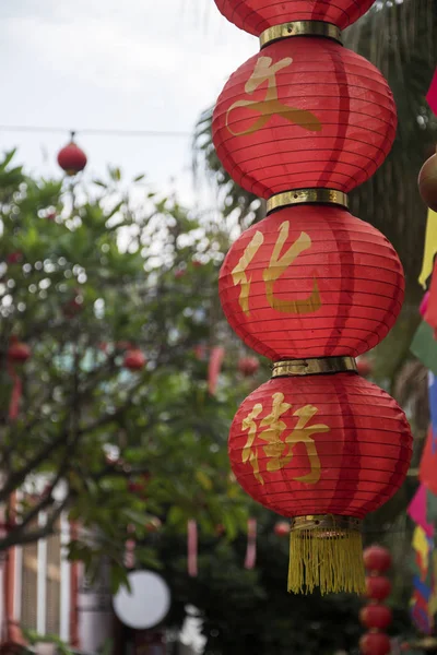 Lanterna vermelha pendurar na rua Chinatown em Johor Bahru . — Fotografia de Stock