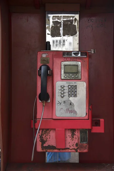 Teléfono público rojo local en la calle en Johor Bahru . —  Fotos de Stock