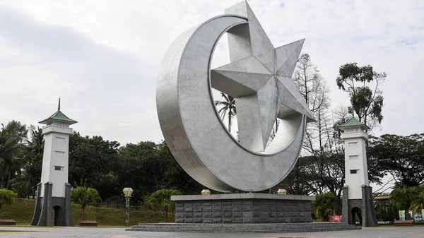 Magnifique monument emblématique à l'entrée d'Istana Bukit Serene — Photo