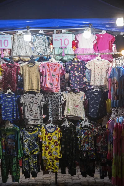 Camiseta local vendida en el mercado nocturno en Johor Bahru, Malasia — Foto de Stock