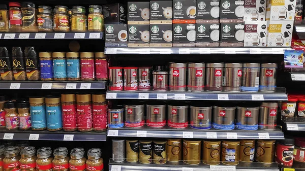Large choice of flavored coffee for sale at supermarket — 스톡 사진