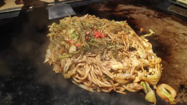 Japon yaki sobası demir tabakta servis yapmaya hazır.