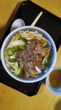 Japon eriştesi ve haşlanmış sığır eti.