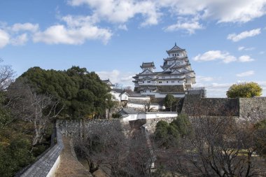 Sonbaharda mavi gökyüzü olan Himeji Kalesi