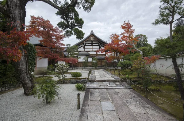 Colorido parque de otoño en el jardín del templo Tenryuji en Kyoto, Japón . —  Fotos de Stock