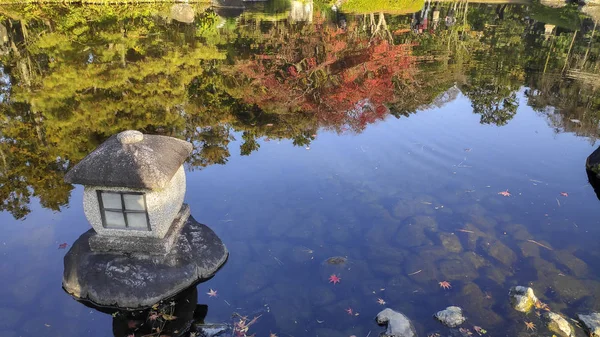 Traditionelle Steinlaterne (toro) auf dem Teich des Kokoen-Gartens — Stockfoto