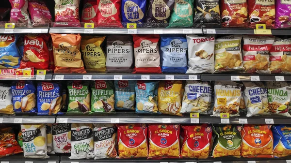 Ampia selezione di patatine fritte o cibo spazzatura sullo scaffale — Foto Stock