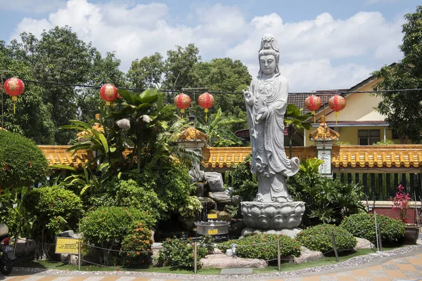 Kwan Yin, a Deusa Chinesa da Compaixão estátua em um chinês tem — Fotografia de Stock