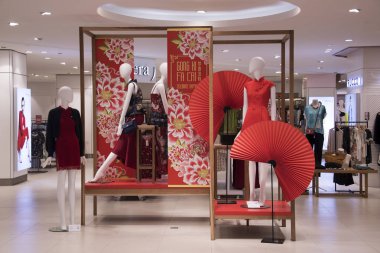 Paradigm Alışveriş Merkezi Joh 'taki mağazada moda kıyafetleri sergileniyor.