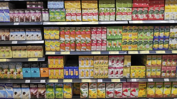 Várias marcas de bebidas vendidas em stand de supermercado — Fotografia de Stock