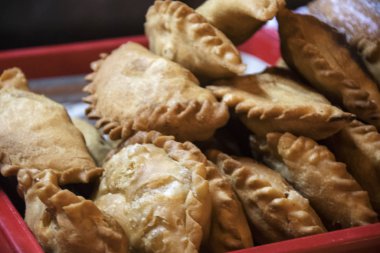 Bir tepsi kızarmış tavuk körili börek.