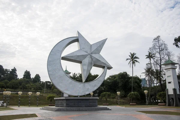 Beautiful iconic landmark at the entrance of Istana Bukit Serene — Stock Photo, Image