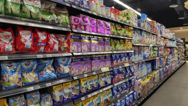 Rack of milk power in grocery store in Johor Bahru, Malaysia. — 图库照片