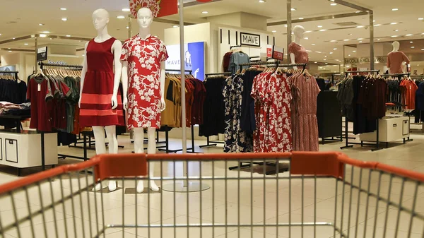 Mode kleding display in warenhuis op Paradigm Mall Joh — Stockfoto