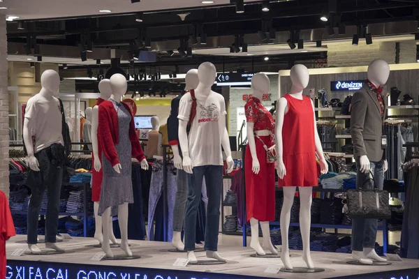 Paradigm Alışveriş Merkezi Joh 'taki mağazada moda kıyafetleri sergileniyor. — Stok fotoğraf