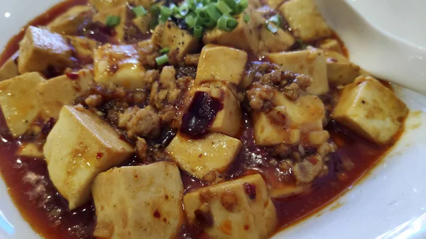 Tofu de cocina china y carne picada con salsa picante caliente —  Fotos de Stock