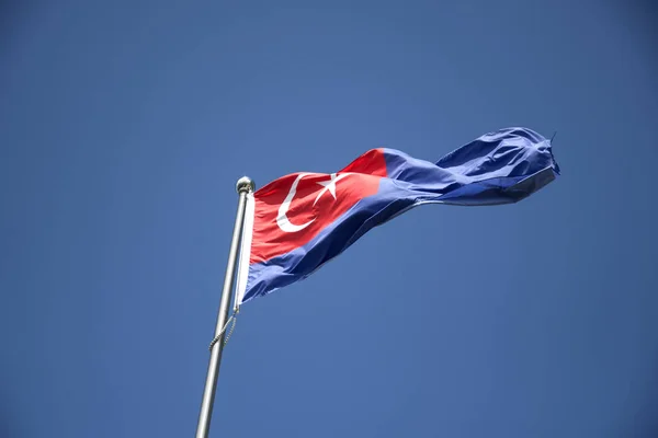 Bandeira Johor Acena Céu Azul Bandeira Consiste Crescente Branco Uma — Fotografia de Stock