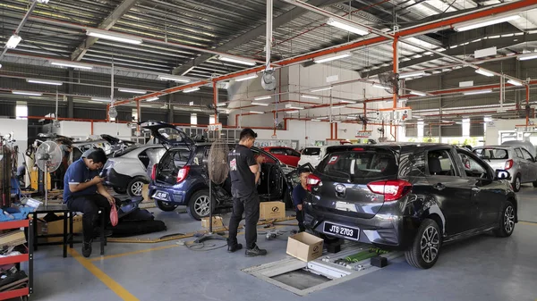 Johor Bahru, Malezya - 20 Şubat 2020 - Johor Bahru, Malezya 'daki garajda oto tamircisi.