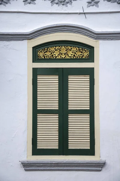 Fenster Mit Dem Geschnitzten Holzarchitrav Alten Haus — Stockfoto