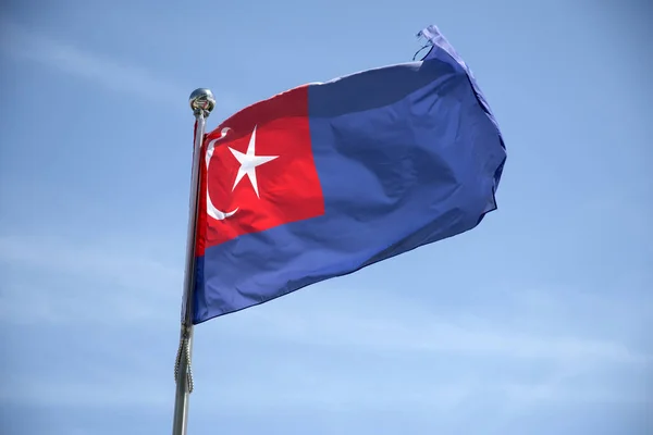 Johor Flaggan Vinkar Den Blå Himlen Flaggan Består Vit Halvmåne — Stockfoto