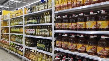 Johor Bahru, Malezya - 20 Şubat 2020 - Johor Bahru, Malezya 'da bir markette şişelerce yemek yağı içeren market rafları.