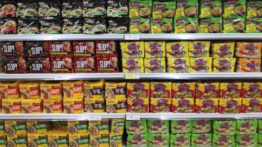 Johor Bahru, Malezya - 20 Şubat 2020 - Paradigm Alışveriş Merkezi Johor Bahru 'daki süpermarket standında satılık çeşitli hazır erişteler.