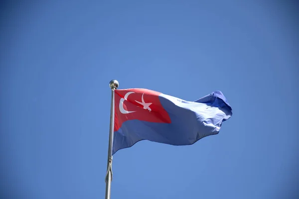 Fala Flagi Johora Niebieskim Niebie Flaga Składa Się Białego Półksiężyca — Zdjęcie stockowe