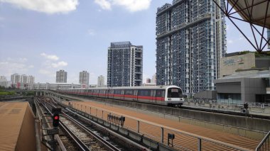 Singapur, 31 Mar, 2020: Singapur Toplu Hızlı Geçiş MRT Treni Singapur 'daki Jurong Doğu İstasyonu' na yaklaşıyor.