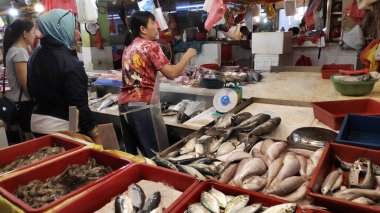 Singapur - 01 Mar, 2020: Müşteriler Singapur 'daki bir marketten taze balık alıyor. Geleneksel Asya sulak pazarı bu modern şehirde hala var..