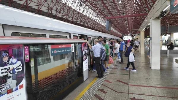 Singapur Mar 2020 Los Pasajeros Abordan Tren Singapore Mass Rapid —  Fotos de Stock