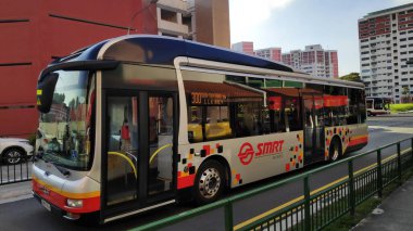 Singapur-01 Apr, 2020: Singapur 'daki Singapur caddesinde SMRT otobüs yolculuğu. SMRT otobüsleri, Singapur 'da SMRT şirketinin bir yan kuruluşu olan bir otobüs operatörü.