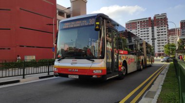 Singapur-01 Apr, 2020: Singapur 'daki Singapur caddesinde SMRT otobüs yolculuğu. SMRT otobüsleri, Singapur 'da SMRT şirketinin bir yan kuruluşu olan bir otobüs operatörü.