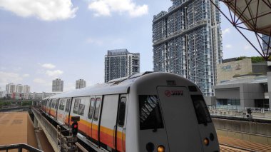 Singapur, 31 Mar, 2020: Singapur Toplu Hızlı Geçiş MRT Treni Singapur 'daki Jurong Doğu İstasyonu' na yaklaşıyor.