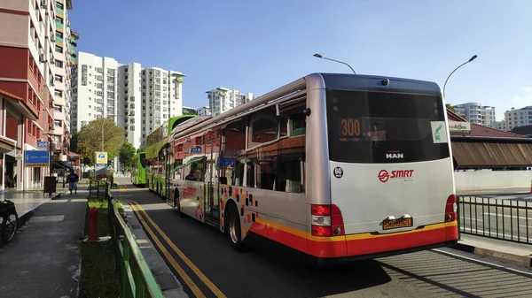 Singapore Apr 2020 Smrt Bussresa Singaporegatan Singapore Smrt Bussar Bussoperatör — Stockfoto