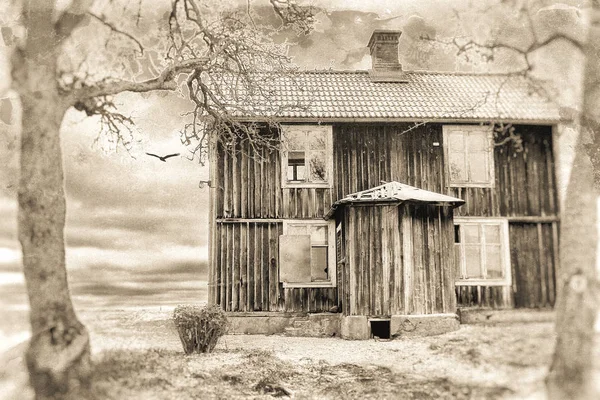 在深褐色被遗弃的房子 — 图库照片
