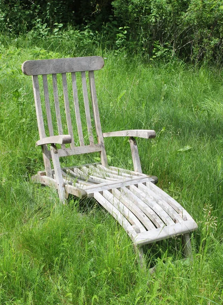 Lounge chair in garden — Stock Photo, Image