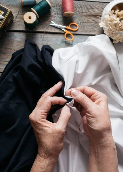 Mani Femminili Che Cuciono Con Diversi Accessori Tavolo Legno Fotografia Stock