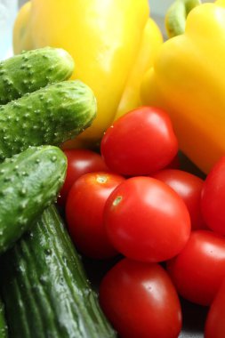 Sepetteki çeşitli çiğ sebzelerin kompozisyonu