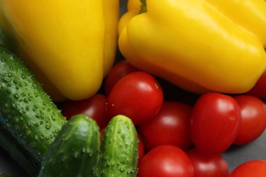 Sepetteki çeşitli çiğ sebzelerin kompozisyonu