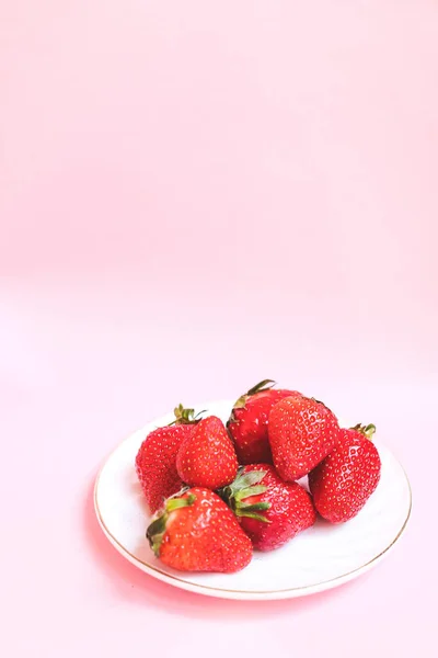 Сверху Тарелка Свежей Клубники Розовом Фоне Концепция Летнего Здорового Питания — стоковое фото